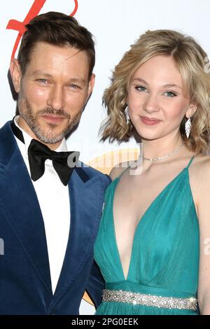 LOS ANGELES - MAR 17: Michael Graziadei, Lily Brooks o'Briant al 50th° anniversario dei giovani e degli inquieti al Vibiana il 17 marzo 2023 a Los Angeles, CA Foto Stock