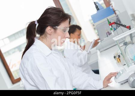 una donna tecnico in laboratorio Foto Stock