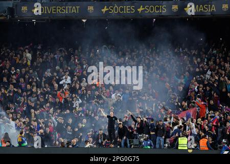 Barcellona, Spagna. 19th Mar, 2023. I tifosi celebrano la vittoria durante la partita di LaLiga tra il FC Barcelona e il Real Madrid CF allo stadio Spotify Camp Nou di Barcellona, Spagna. Credit: Christian Bertrand/Alamy Live News Foto Stock