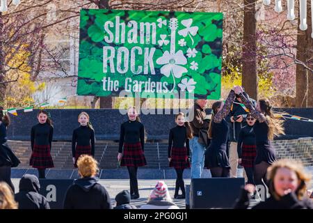 Oklahoma, MAR 17 2023 - danza irlandese nei giardini botanici di Myriad durante la St Giorno di Patrick Foto Stock