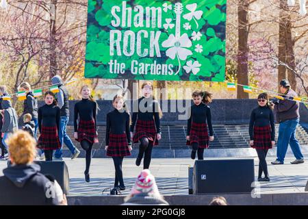 Oklahoma, MAR 17 2023 - danza irlandese nei giardini botanici di Myriad durante la St Giorno di Patrick Foto Stock