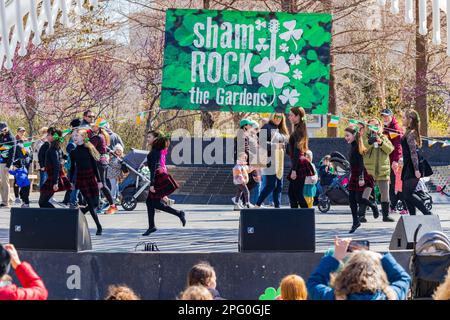 Oklahoma, MAR 17 2023 - danza irlandese nei giardini botanici di Myriad durante la St Giorno di Patrick Foto Stock