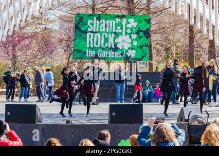 Oklahoma, MAR 17 2023 - danza irlandese nei giardini botanici di Myriad durante la St Giorno di Patrick Foto Stock