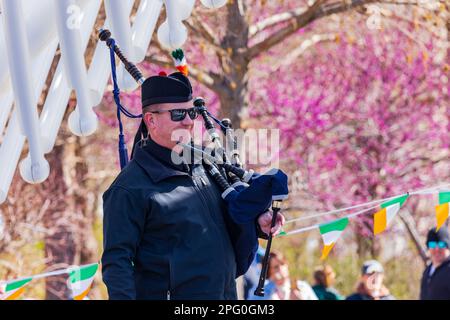 Oklahoma, MAR 17 2023 - spettacolo musicale scozzese durante il St. Patrick's Day nei giardini botanici della Myriad Foto Stock