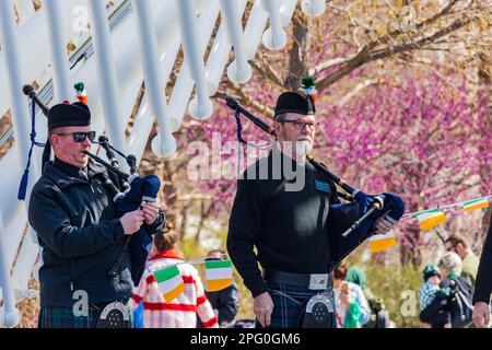 Oklahoma, MAR 17 2023 - spettacolo musicale scozzese durante il St. Patrick's Day nei giardini botanici della Myriad Foto Stock