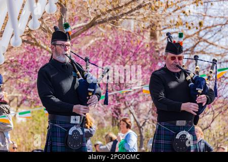 Oklahoma, MAR 17 2023 - spettacolo musicale scozzese durante il St. Patrick's Day nei giardini botanici della Myriad Foto Stock