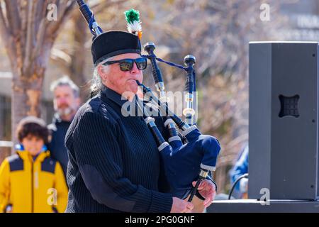 Oklahoma, MAR 17 2023 - spettacolo musicale scozzese durante il St. Patrick's Day nei giardini botanici della Myriad Foto Stock