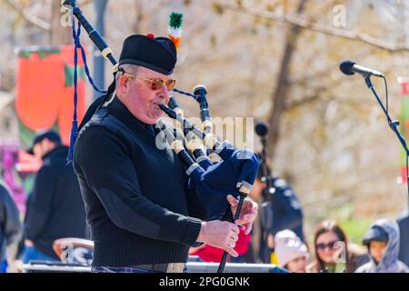 Oklahoma, MAR 17 2023 - spettacolo musicale scozzese durante il St. Patrick's Day nei giardini botanici della Myriad Foto Stock