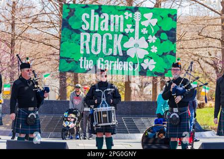 Oklahoma, MAR 17 2023 - spettacolo musicale scozzese durante il St. Patrick's Day nei giardini botanici della Myriad Foto Stock