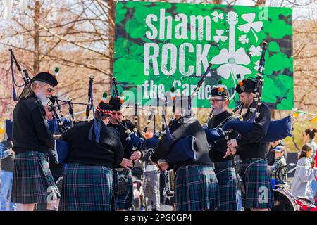 Oklahoma, MAR 17 2023 - spettacolo musicale scozzese durante il St. Patrick's Day nei giardini botanici della Myriad Foto Stock