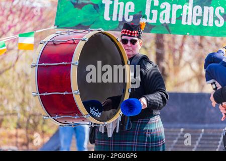 Oklahoma, MAR 17 2023 - spettacolo musicale scozzese durante il St. Patrick's Day nei giardini botanici della Myriad Foto Stock