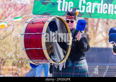 Oklahoma, MAR 17 2023 - spettacolo musicale scozzese durante il St. Patrick's Day nei giardini botanici della Myriad Foto Stock