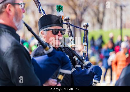 Oklahoma, MAR 17 2023 - spettacolo musicale scozzese durante il St. Patrick's Day nei giardini botanici della Myriad Foto Stock