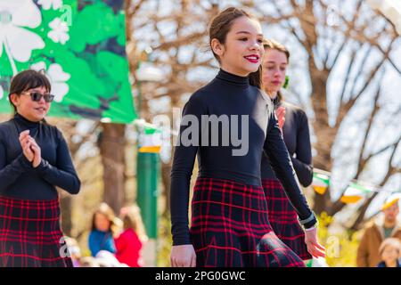 Oklahoma, MAR 17 2023 - danza irlandese nei giardini botanici di Myriad durante la St Giorno di Patrick Foto Stock