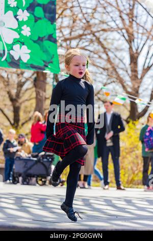 Oklahoma, MAR 17 2023 - danza irlandese nei giardini botanici di Myriad durante la St Giorno di Patrick Foto Stock