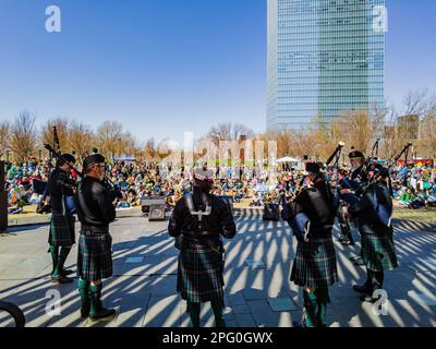 Oklahoma, MAR 17 2023 - spettacolo musicale scozzese durante il St. Patrick's Day nei giardini botanici della Myriad Foto Stock