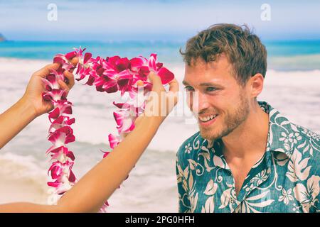 Hawaii benvenuto hawaiano lei fiore collana che offre al turista come gesto di benvenuto per luau party o vacanza in spiaggia. Tradizione polinesiana. Foto Stock