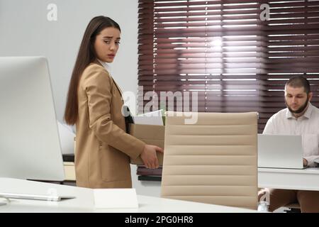 Sconvolto donna licenziato scatola di trasporto con personale roba in ufficio Foto Stock