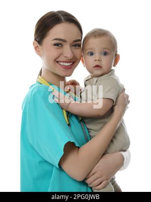 Giovane pediatra con carino bambino su sfondo bianco Foto Stock