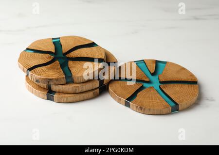 Eleganti montagne russe in legno su un tavolo in marmo bianco Foto Stock