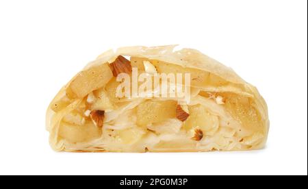 Pezzo di delizioso strudel di mele con mandorle isolate su bianco Foto Stock