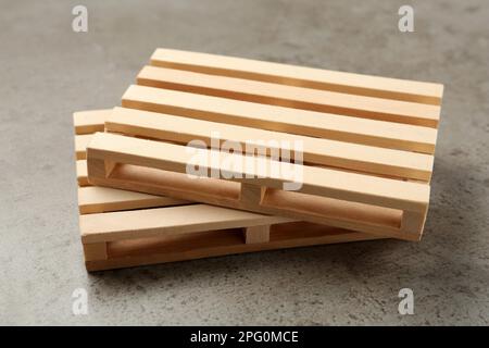 Due piccoli pallet in legno su un tavolo grigio chiaro Foto Stock