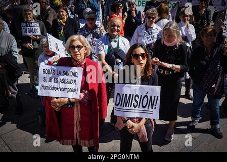 Madrid, Spagna. 19th Mar, 2023. I manifestanti sono in possesso di cartelli che esprimono la loro opinione durante la manifestazione. I rappresentanti della salute di Madrid, medici, infermieri e impiegati si sono riuniti nuovamente in Plaza de Juan Goytisolo (Museo Reina Sofía) per chiedere miglioramenti economici alla comunità degli operatori sanitari della comunità di Madrid, nonché per chiedere una salute pubblica di qualità e universale. Credit: SOPA Images Limited/Alamy Live News Foto Stock