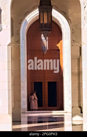 All'interno dell'imponente Grande Moschea del Sultano Qaboos, Muscat, Oman Foto Stock