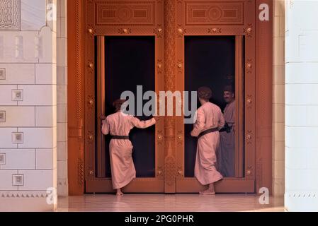 All'interno dell'imponente Grande Moschea del Sultano Qaboos, Muscat, Oman Foto Stock