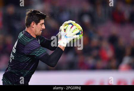 Barcellona, ESP. 19th Mar, 2023. FC BARCELLONA vs REAL MADRID 19 marzo 2023 Courtois (13) portiere del Real Madrid prima della partita tra FC Barcellona e Real Madrid corrispondente al ventisei giorni della Liga Santander a Spotify Camp Nou a Barcellona, Spagna. Credit: Rosdemora/Alamy Live News Foto Stock