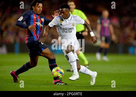 Barcellona, ESP. 19th Mar, 2023. FC BARCELLONA vs REAL MADRID 19 marzo 2023 Vinicius Jr (20) del Real Madrid barbiglia Jules Kounde (23) del FC Barcelona (a sinistra) durante la partita tra FC Barcellona e Real Madrid corrispondente al ventisei giorni della Liga Santander al Camp Nou di Spotify a Barcellona, Spagna. Credit: Rosdemora/Alamy Live News Foto Stock