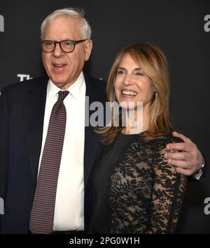 Washington, Stati Uniti. 19th Mar, 2023. Kennedy Center Presidente del Consiglio di Amministrazione, E co-presidente del Carlyle Group, David M. Rubenstein e data Caryn Zucker posa per i fotografi come arrivano sul tappeto rosso per il Kennedy Center Mark Twain Prize 2023 per la serata di gala Humor americana, onorando il comico Adam Sandler, a Washington, DC Domenica 19 marzo 2023. Foto di Mike Theiler/UPI Credit: UPI/Alamy Live News Foto Stock