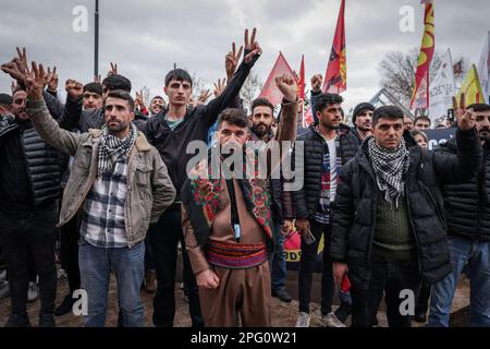 Ankara, Turchia. 19th Mar, 2023. I dimostranti fanno segno di vittoria durante un rally come parte di Newroz. I sostenitori del Partito democratico popolare pro-curdo (HDP) hanno un rally come parte di Nowruz (Newroz), o anno nuovo curdo, ad Ankara. Newroz o Nowruz significa "nuovo giorno", "nuovo anno" e "prossima estate" per le comunità che vivono in Medio Oriente. E 'anche riconosciuto nella lista dell'UNESCO del patrimonio culturale immateriale dell'umanità '. Credit: SOPA Images Limited/Alamy Live News Foto Stock