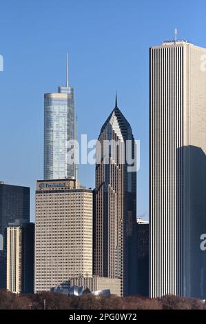 Chicago, Illinois, Stati Uniti. Una parte dello skyline della città al confine nord del Millennium Park. Foto Stock