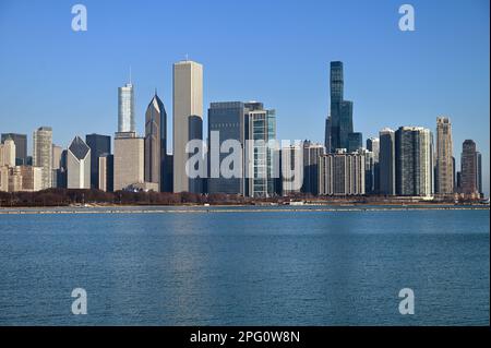 Chicago, Illinois, Stati Uniti. Una parte dello skyline della città sorge oltre il Lago Michigan. Foto Stock
