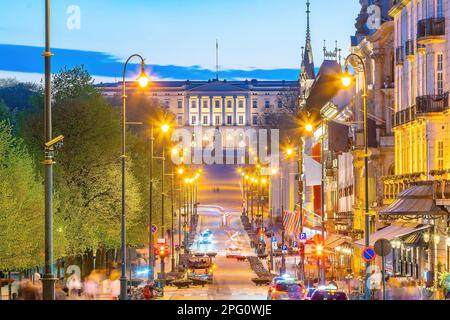 Skyline del centro di Oslo con il Palazzo reale in Norvegia di notte Foto Stock