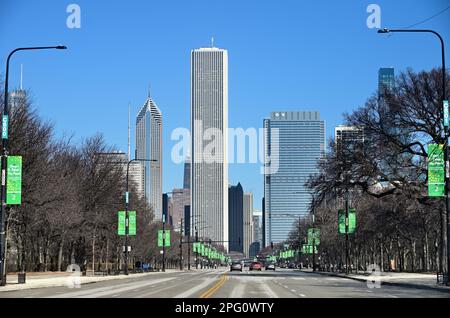 Chicago, Illinois, Stati Uniti. Banner con la prossima St. La parata e il festival di Patrick's Day sono collegati ai pali delle luci di strada che costeggiano Columbus Drive. Foto Stock