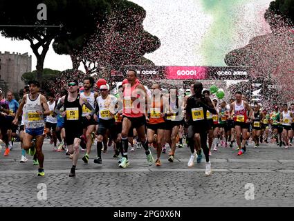 Roma, Italia. 19th Mar, 2023. I corridori iniziano durante la 28th° Maratona di Roma il 19 marzo 2023. Credit: Str/Xinhua/Alamy Live News Foto Stock