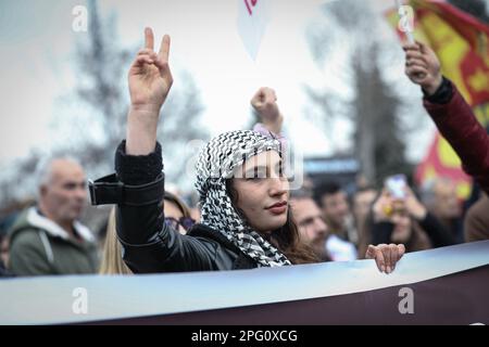 Ankara, Turchia. 19th Mar, 2023. Un dimostratore fa un segno di vittoria durante un rally come parte di Newroz. I sostenitori del Partito democratico popolare pro-curdo (HDP) hanno un rally come parte di Nowruz (Newroz), o anno nuovo curdo, ad Ankara. Newroz o Nowruz significa "nuovo giorno", "nuovo anno" e "prossima estate" per le comunità che vivono in Medio Oriente. E 'anche riconosciuto nella lista dell'UNESCO del patrimonio culturale immateriale dell'umanità '. (Foto di Tunahan Turhan/SOPA Images/Sipa USA) Credit: Sipa USA/Alamy Live News Foto Stock