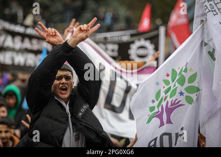 Ankara, Turchia. 19th Mar, 2023. Un dimostratore fa un segno di vittoria durante un rally come parte di Newroz. I sostenitori del Partito democratico popolare pro-curdo (HDP) hanno un rally come parte di Nowruz (Newroz), o anno nuovo curdo, ad Ankara. Newroz o Nowruz significa "nuovo giorno", "nuovo anno" e "prossima estate" per le comunità che vivono in Medio Oriente. E 'anche riconosciuto nella lista dell'UNESCO del patrimonio culturale immateriale dell'umanità '. (Foto di Tunahan Turhan/SOPA Images/Sipa USA) Credit: Sipa USA/Alamy Live News Foto Stock