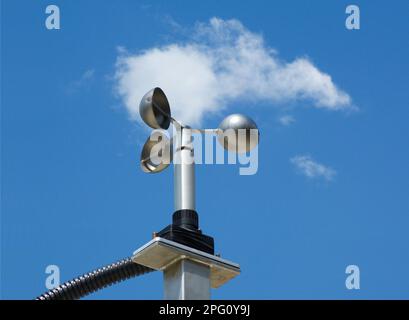 Indicatore della velocità del vento anemometro. dispositivo di misurazione del vento. montante tubolare in acciaio inox. dispositivo di monitoraggio meteorologico, meteorologico e meteorologico. angolo basso Foto Stock