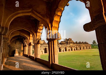 La stalla degli Elefanti di Hampi fu utilizzata per fornire rifugio agli elefanti reali dell'Impero Vijayanagara. Hampi è un sito patrimonio dell'umanità dell'UNESCO. Foto Stock