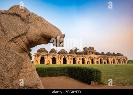 La stalla degli Elefanti di Hampi fu utilizzata per fornire rifugio agli elefanti reali dell'Impero Vijayanagara. Hampi è un sito patrimonio dell'umanità dell'UNESCO. Foto Stock