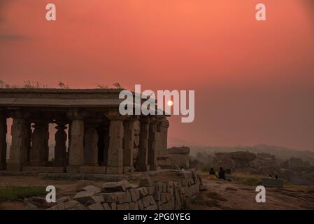 Hampi, Karnataka, India - Nov 3 2022: I turisti si affollano alla collina di Hemkuta in Hampi per vedere il tramonto bello. Hampi, la capitale del Vijayanagar impero i Foto Stock