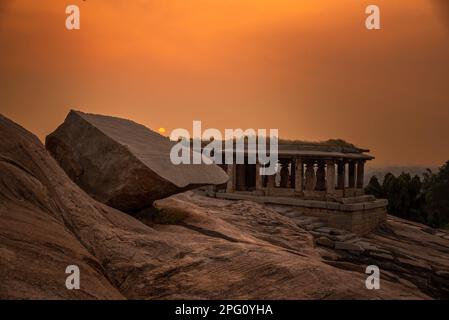Vista delle rovine di Hampi al tramonto sulla collina di Hemakuta. Hampi, la capitale dell'impero Vijayanagar, è un sito patrimonio dell'umanità dell'UNESCO. Foto Stock