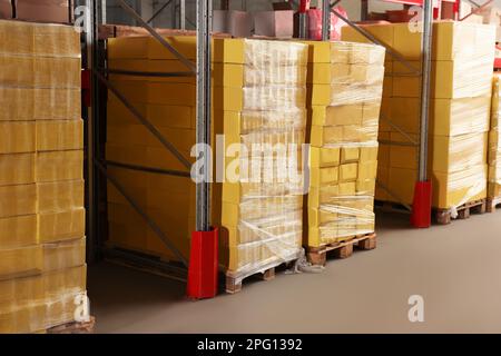 Magazzino con pile di scatole su pallets di legno. Vendita all'ingrosso Foto Stock