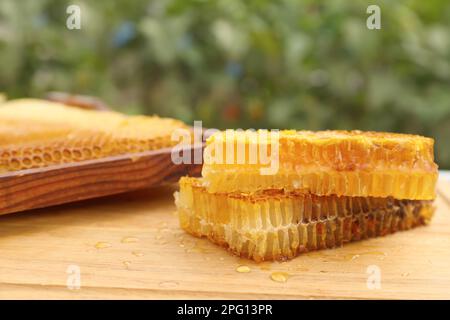 Freschi e deliziosi nido d'ape e cornice alveare su tavolo di legno Foto Stock