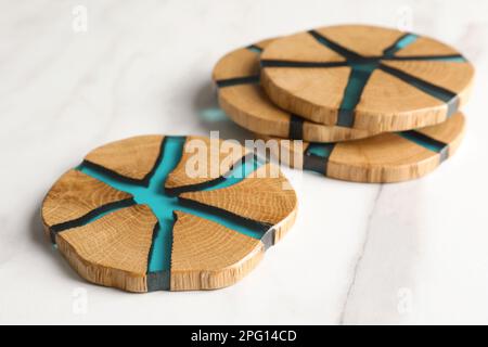 Eleganti montagne russe in legno su un tavolo bianco Foto Stock