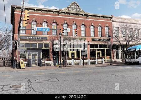 Storico edificio vintage 1874 Heil's Block a West 25th Street e Bridge Avenue nel quartiere gentrified Ohio City a Cleveland, Ohio, USA. Foto Stock