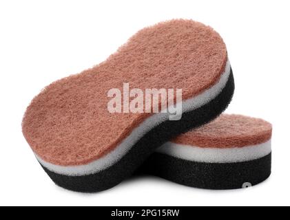 Spugne di pulizia stratificate con spugne abrasive su sfondo bianco Foto Stock